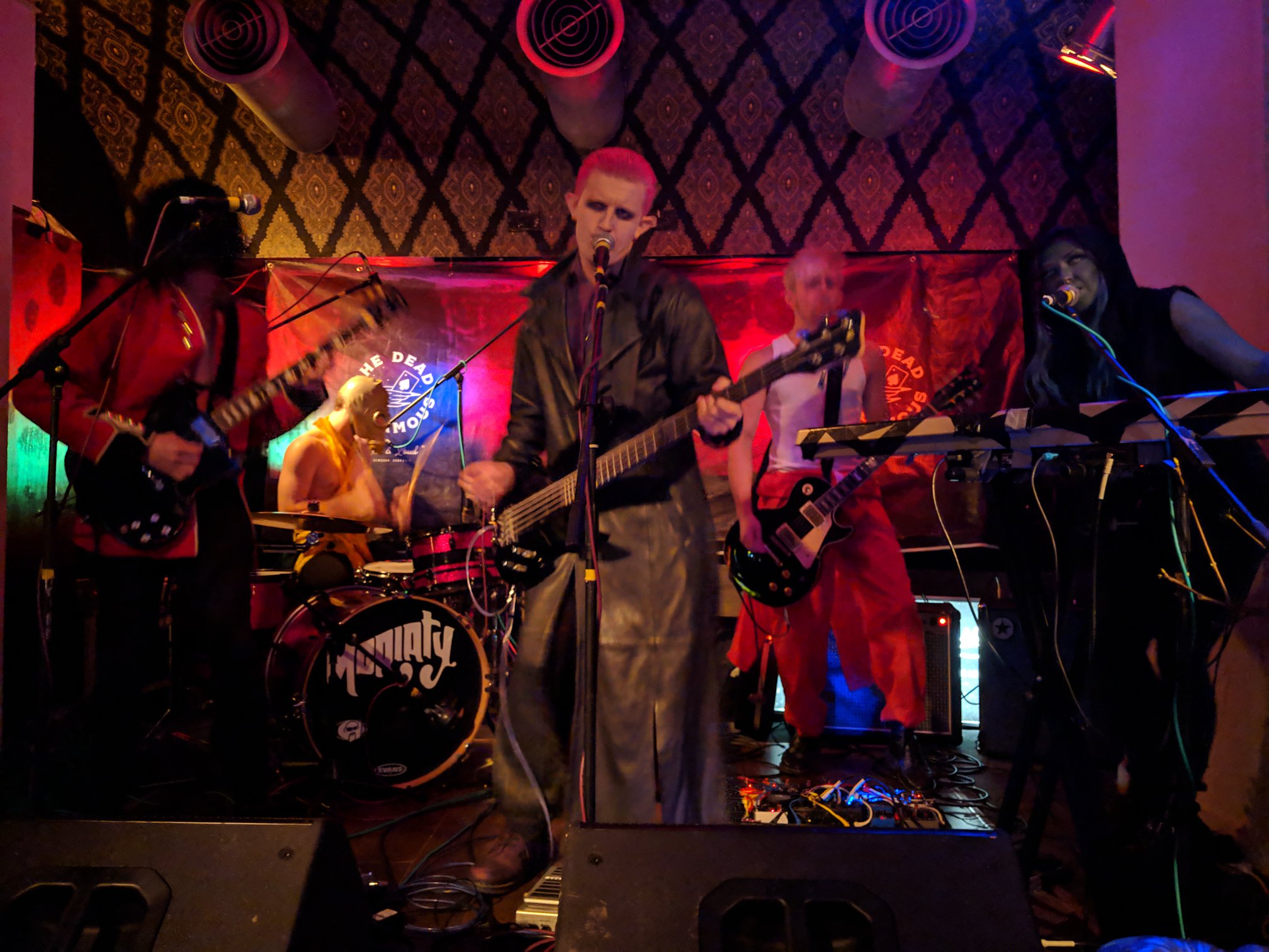 The fangs of the Dodo playing The Dead Famous Liquor Lounge, Newquay on Halloween 2018